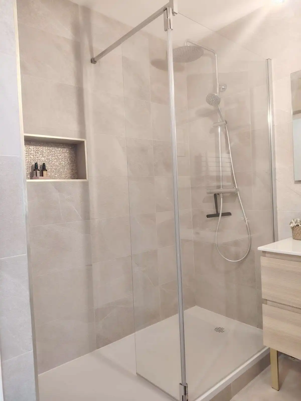 Détail salle de bain rénovée douche italienne - GEC Aquitaine 33