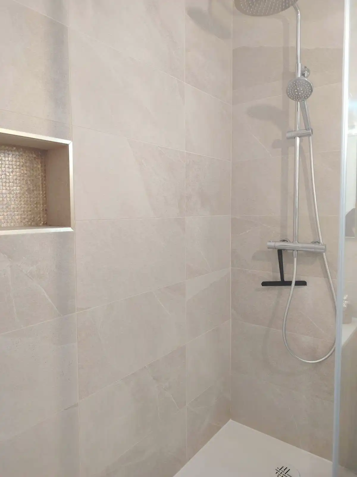 Faïence grand format salle de bain rénovée - GEC Aquitaine 33