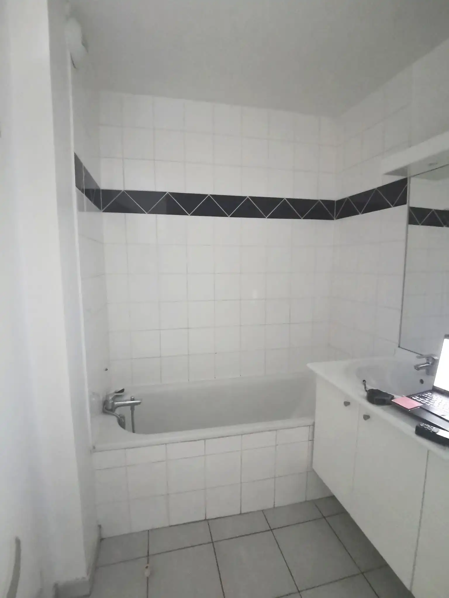 Salle de bain avant rénovation - GEC Aquitaine 33 Saint-Jean-d'Illac